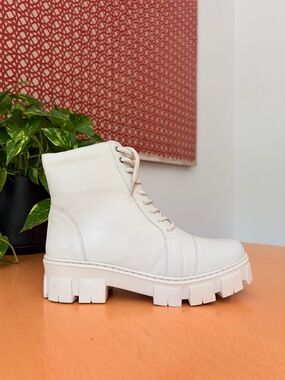 SANDRO MOSCOLONI Women’s Leather block heel boot in Venus Ice Size 10.5 M